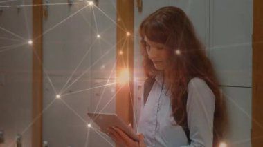 Tablet kullanan kız öğrenci üzerinden bağlantı ağının animasyonu. küresel eğitim, ağlar, bağlantılar ve dijital arayüz konsepti dijital olarak oluşturulmuş video.