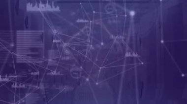 Mor arkaplandaki bilgisayar sunucuları üzerinden veri işleme ağı ile bağlantıların animasyonu. küresel bağlantılar ve ağlar konsepti dijital olarak oluşturulmuş video.