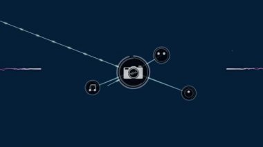 Parlayan mor ışık yollarının üzerindeki simgelerle bağlantı ağının animasyonu. küresel bağlantılar, teknoloji ve dijital arayüz konsepti dijital olarak oluşturulmuş video.
