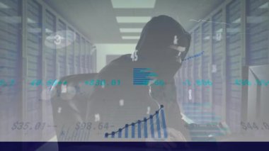 Bilgisayar kullanarak bilgisayar korsanının finansal veri işleme animasyonu. küresel internet güvenliği, finans, veri işleme, teknoloji ve dijital arayüz kavramı dijital olarak oluşturuldu.