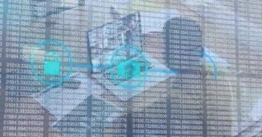 Bilgisayardaki video görüntülerindeki kadın üzerinde çevrimiçi güvenlik kilidi simgeleri ve numaraların animasyonu. küresel internet güvenliği, bağlantılar, teknoloji ve veri işleme kavramı dijital olarak oluşturulmuş video.