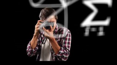 Kamera kullanarak insan üzerinde matematiksel denklemlerin animasyonu. küresel öğrenme, bilim, veri işleme, teknoloji ve bağlantı konsepti dijital olarak oluşturulmuş video.