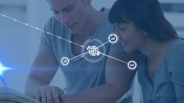 Öğrenciler üzerindeki simgelerle bağlantı ağının animasyonu. küresel ağlar, bağlantılar ve dijital arayüz konsepti dijital olarak oluşturulmuş video.
