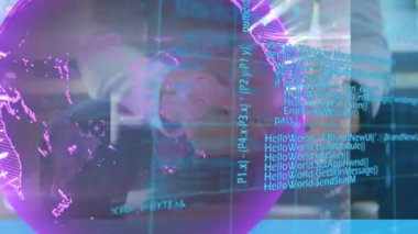 Akıllı telefon kullanarak iş adamının üzerindeki dünya çapındaki bağlantıların ve veri işleme ağının animasyonu. küresel iş, veri işleme, teknoloji ve dijital arayüz kavramı dijital olarak oluşturulmuş video.