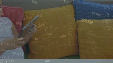 Tablet kullanılarak rakamların değişmesi ve gril ile bağlantı ağının canlandırılması. eğitim, bağlantılar ve teknoloji konsepti dijital olarak oluşturulmuş video.