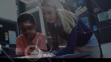 Öğretmen ve okul çocuğu arasındaki bağlantı ağının animasyonu. küresel eğitim, ağlar, bağlantılar ve dijital arayüz konsepti dijital olarak oluşturulmuş video.