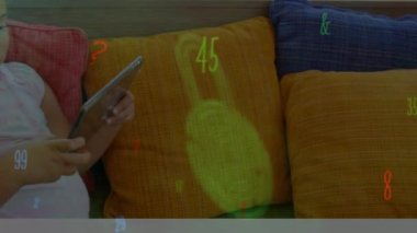 Tablet kullanan bir kızla numaraların değişiminin ve biyometrik güvenlik kilidinin canlandırılması. eğitim, çevrimiçi güvenlik, bağlantılar ve teknoloji konsepti dijital olarak oluşturulmuş video.