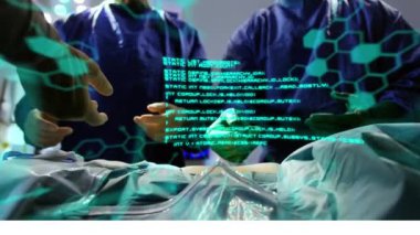 Cerrahlar üzerinde tıbbi veri işleme animasyonu. küresel tıp, veri işleme, bağlantılar ve dijital arayüz konsepti dijital olarak oluşturulmuş video.