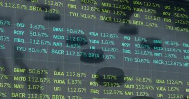 Dükkandaki süt sıralarının üzerinde finansal veri işleme animasyonu. küresel alışveriş, iş, teknoloji ve veri işleme kavramı dijital olarak oluşturulmuş video.