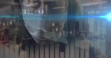 Yüz maskesi takan bir kadın hakkında veri işleme animasyonu. küresel covid 19 salgın konsepti dijital olarak oluşturulmuş video.