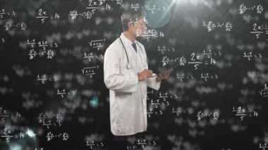Tablet kullanan erkek doktor üzerinde matematiksel denklemlerin animasyonu. küresel öğrenme, bilim, veri işleme, teknoloji ve bağlantı konsepti dijital olarak oluşturulmuş video.