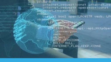 Akıllı telefon kullanılarak iş adamının dünya ve veri işleme animasyonu. küresel iş, veri işleme ve teknoloji konsepti dijital olarak oluşturulmuş video.