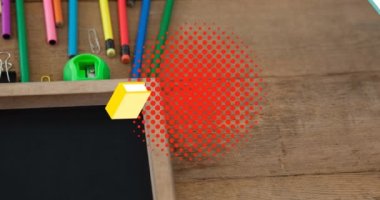 Masanın üzerinde kırmızı noktalarda kurşun kalemlerle zıplayan sarı ve mavi kitabın animasyonu. okul, eğitim ve öğrenim konsepti dijital olarak oluşturulmuş video.