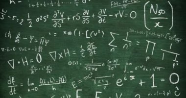 Tahtaya tebeşirle yazılmış kaydırmalı matematik denklemlerinin animasyonu. okul, eğitim ve öğrenim konsepti dijital olarak oluşturulmuş video.