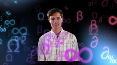 Matematiksel denklemlerin animasyonu mutlu adam üzerinde. küresel öğrenme, bilim, veri işleme, teknoloji ve bağlantı konsepti dijital olarak oluşturulmuş video.