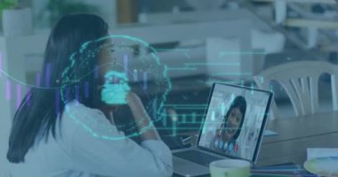 Bilgisayardaki görüntülü kadın üzerinde çevrimiçi güvenlik kilidi ve dijital ikonların animasyonu. küresel internet güvenliği, bağlantılar, teknoloji ve veri işleme kavramı dijital olarak oluşturulmuş video.