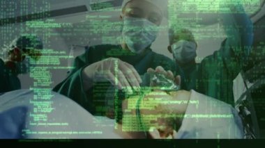 Cerrah ve hasta üzerinde bilimsel veri işleme animasyonu. küresel tıp, veri işleme, teknoloji ve dijital arayüz kavramı dijital olarak oluşturulmuş video.