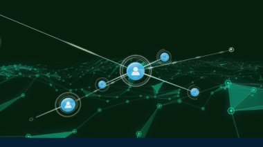 Parlayan yeşil üçgenlerin üzerindeki insan simgeleriyle bağlantı ağının animasyonu. küresel bağlantılar, teknoloji ve dijital arayüz konsepti dijital olarak oluşturulmuş video.