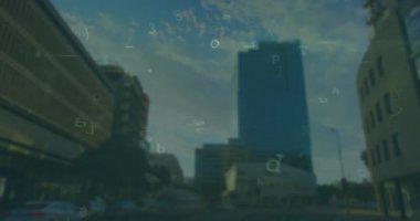 Devre kartı ve şehir manzarası üzerindeki çevrimiçi güvenlik kilidinin animasyonu. küresel internet güvenliği, teknoloji ve dijital arayüz kavramı dijital olarak oluşturulmuş video.