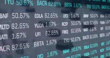 Süt şişelerinin üzerinde finansal veri işleme animasyonu. küresel alışveriş, iş, teknoloji ve veri işleme kavramı dijital olarak oluşturulmuş video.