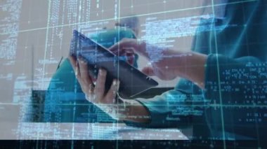 Tablet ve ızgara kullanılarak doktor üzerinde veri işleme animasyonu. küresel tıp, bilim ve teknoloji konsepti dijital olarak üretilen video.