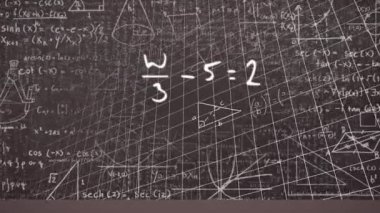 Matematiksel denklemlerin siyah arkaplan üzerindeki animasyonu. eğitim, bilim, öğrenme ve bilgi konsepti dijital olarak oluşturulmuş video.