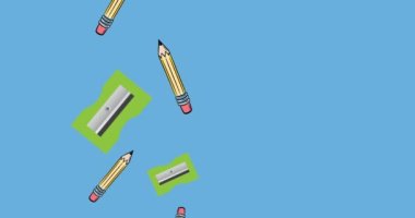 Mavi arka plana düşen kalem, silgi ve kalem açacağı animasyonları. okul, eğitim ve öğrenim kavramı dijital olarak üretilen animasyon.