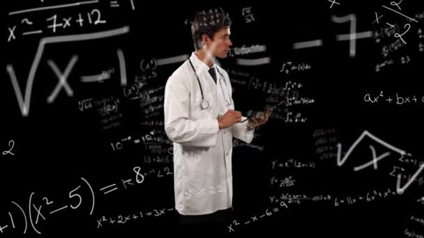 用平板电脑对男医生的数学方程进行动画化 全球学习 数据处理 技术和连接概念 — 图库视频影像