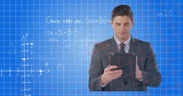 Équations Mathématiques Contre Homme Affaires Caucasien Utilisant Une Tablette Numérique — Video