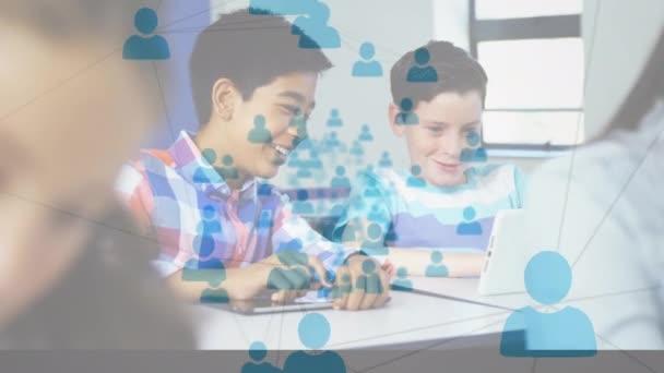 小学生以上の人々のアイコンとの接続のネットワークのアニメーション グローバル教育 ネットワーク デジタルインターフェースの概念がデジタルで生成されたビデオ — ストック動画