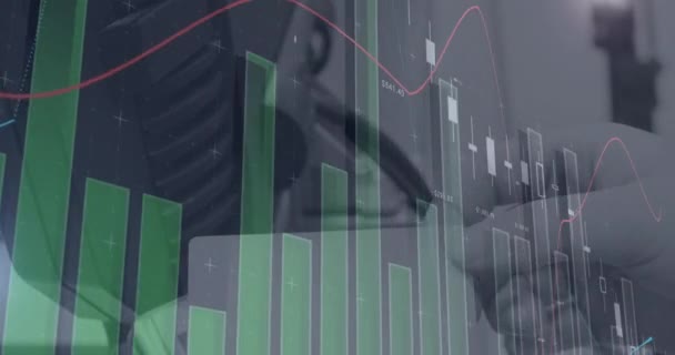 Animação Processamento Estatísticas Sobre Pessoa Segurando Cabo Computador Conceito Global — Vídeo de Stock