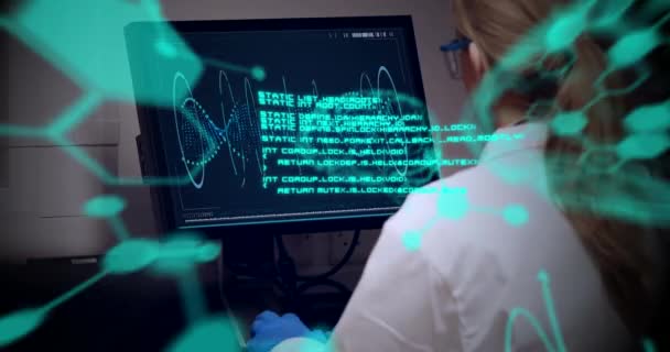 コンピュータを用いた女性科学者を介した分子との科学データ処理のアニメーション グローバルな科学 データ処理の概念デジタルで生成されたビデオ — ストック動画