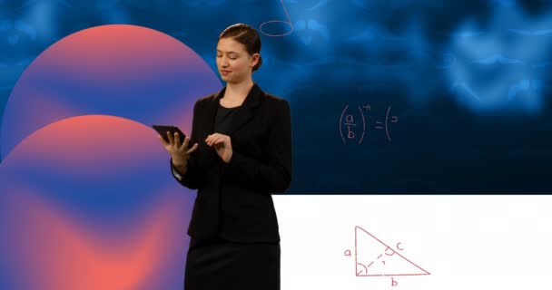 Анимация Обработки Данных Математических Уравнений Над Женщиной Помощью Планшета Глобальное — стоковое видео