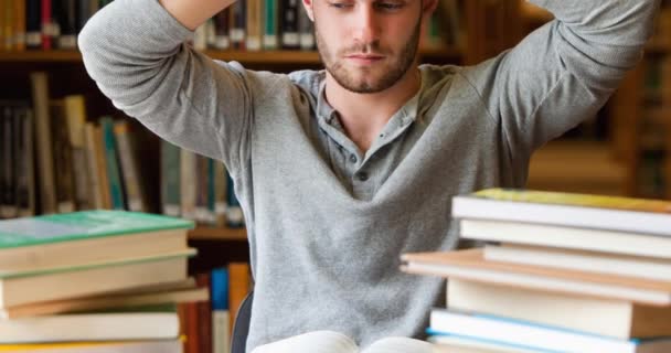 Animazione Studenti Maschi Maturi Stressati Con Mucchi Libri Studio Tenendo — Video Stock