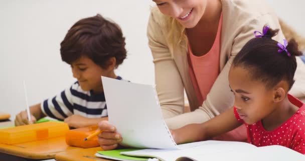 Animazione Sorridere Insegnante Scuola Femminile Aiutare Bambini Classe Scolastica Scuola — Video Stock