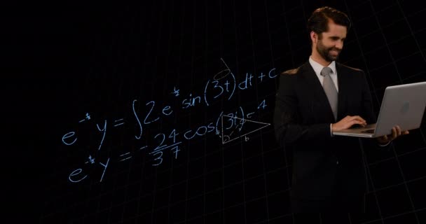 Equazioni Matematiche Galleggianti Contro Uomo Affari Caucasico Utilizzando Laptop Sfondo — Video Stock