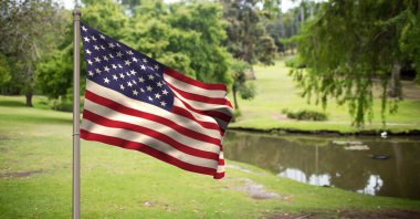 Park üzerinde Amerikan bayrağı kompozisyonu. Amerikan vatanseverliği, bağımsızlık ve dijital olarak üretilen görüntü konsepti.