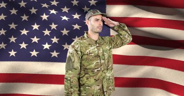 Amerikan bayrağında selam veren erkek askerin kompozisyonu. Amerikan vatanseverliği, bağımsızlık ve dijital olarak üretilen görüntü konsepti.