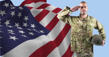 Amerikan bayrağında selam veren erkek askerin kompozisyonu. Amerikan vatanseverliği, bağımsızlık ve dijital olarak üretilen görüntü konsepti.