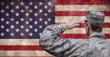 Amerikan bayrağında selam veren erkek askerin kompozisyonu. Amerikan vatanseverliği, bağımsızlık ve dijital olarak üretilen görüntü konsepti.