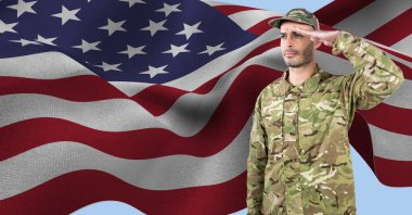 Amerikan bayrağında selam veren erkek askerin kompozisyonu. Amerikan vatanseverliği, bağımsızlık ve dijital olarak üretilen görüntü konsepti.