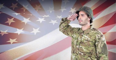 Amerikan bayrağında selam veren erkek askerin kompozisyonu. Amerikan vatanseverliği, bağımsızlık ve dijital olarak üretilen görüntü konsepti.