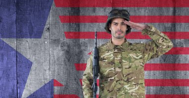 Amerikan bayrağında selam veren erkek askerin kompozisyonu. Amerikan vatanseverliği, bağımsızlık ve dijital olarak üretilen görüntü konsepti.
