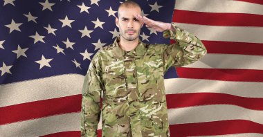 Amerikan bayrağında selam veren erkek askerin kompozisyonu. Amerikan vatanseverliği, bağımsızlık ve dijital olarak üretilen görüntü konsepti.