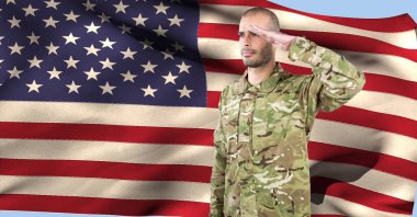 Amerikan bayrağında selam veren erkek askerin kompozisyonu. Amerikan vatanseverliği, bağımsızlık ve dijital olarak üretilen görüntü konsepti.