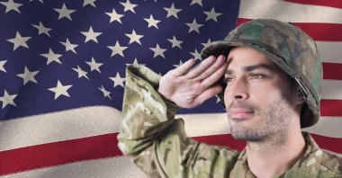 Amerikan bayrağında selam veren erkek askerin kompozisyonu. Amerikan vatanseverliği, bağımsızlık ve dijital olarak üretilen görüntü konsepti.