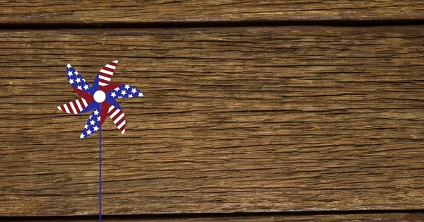 Σύνθεση Ανεμόμυλου Χρωματισμένη Αμερικάνικη Σημαία Πάνω Από Ξύλινο Τραπέζι Αμερικανικός — Φωτογραφία Αρχείου