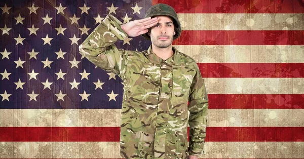 Zusammensetzung Eines Männlichen Soldaten Der Über Der Amerikanischen Flagge Salutiert — Stockfoto