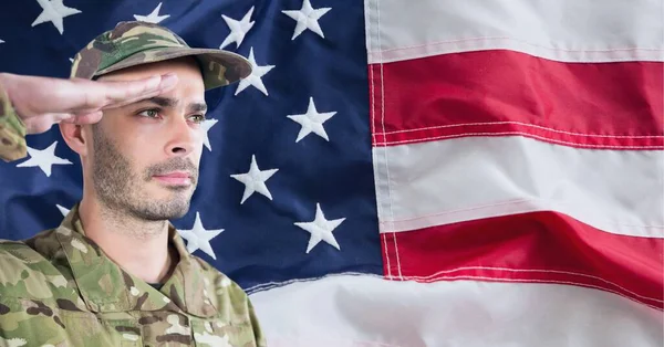 Состав Солдата Мужчины Приветствующего Американский Флаг Американский Патриотизм Независимость Концепция — стоковое фото