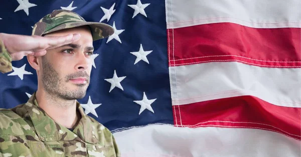 Amerikan bayrağında selam veren erkek askerin kompozisyonu. Amerikan vatanseverliği, bağımsızlık ve dijital olarak üretilen görüntü konsepti.
